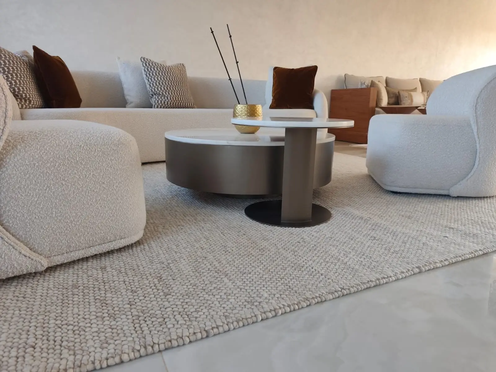 Salon contemporain, assises blanches